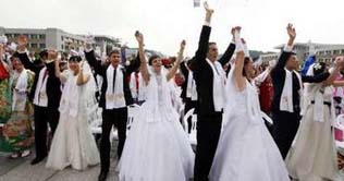 10,000 couples tie the knot in South Korea